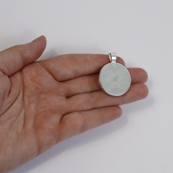 Handmade dried flower in resin pendant - Picture 3 of 3